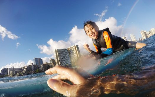 ハワイの海でサーフィン